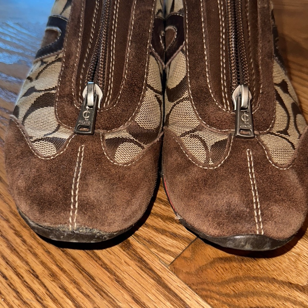 Coach, size 6 Brown zip up sneakers - Picture 3 of 7